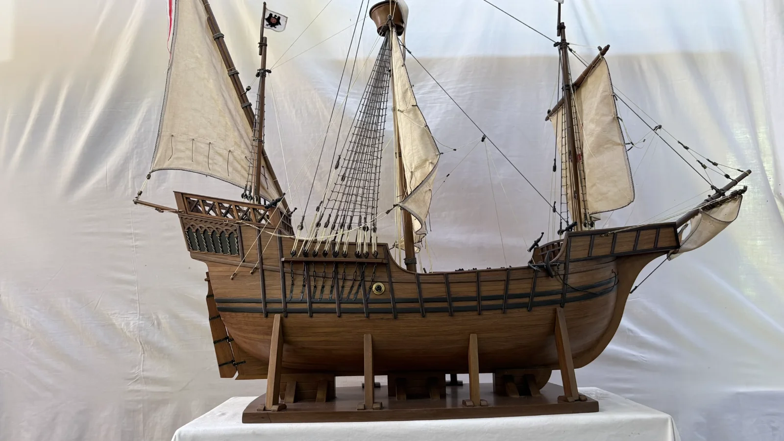 Maquette en bois faite main du navire Santa Maria 1m 16cm avec voiles et gréement détaillés