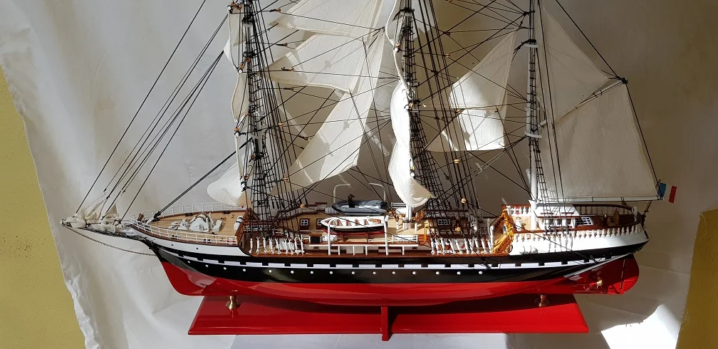 Belem Ship Models - Bobato Ship Models Version Varnished & Painted in Hull in Red 16