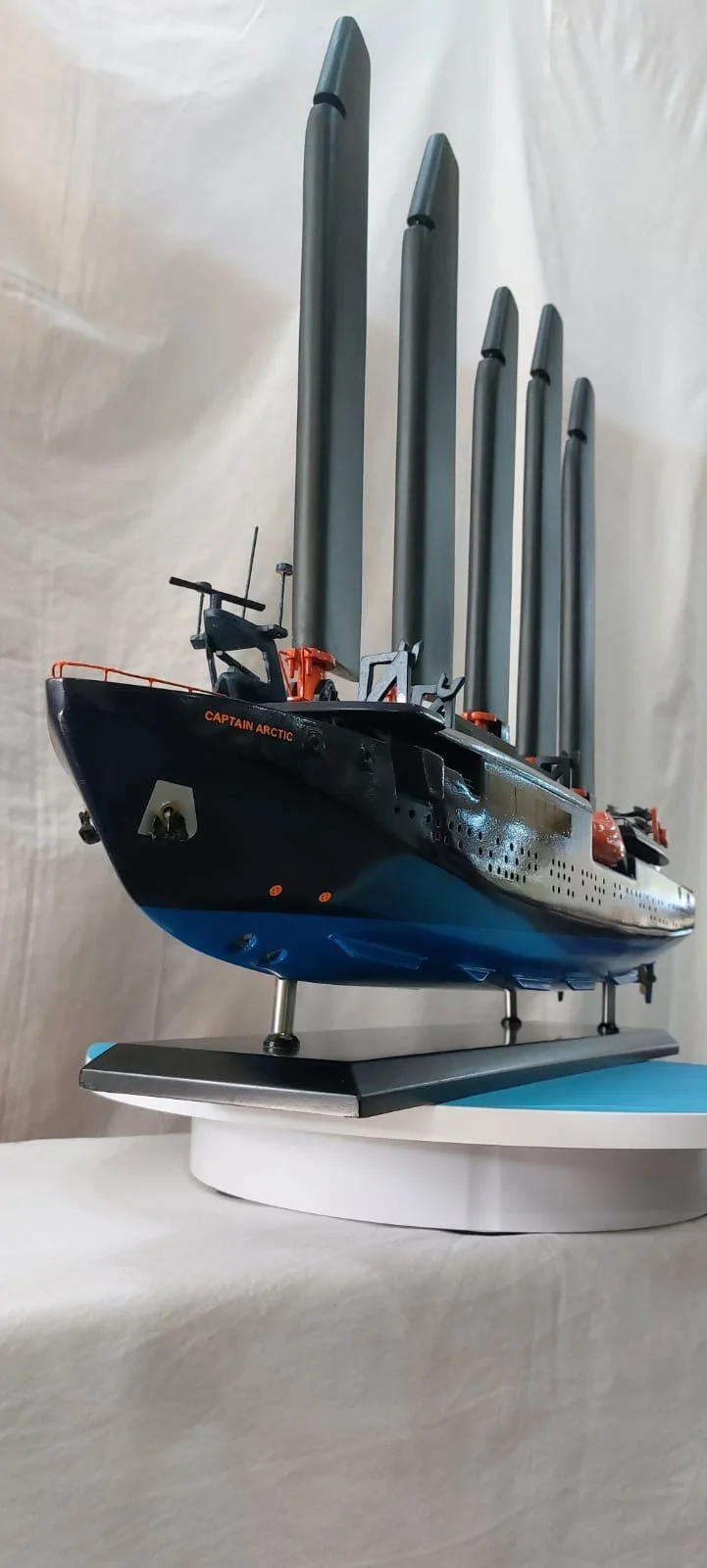 Maquette de bateau Captain Arctic Selar yacht d'expédition écologique avec voiles solaires