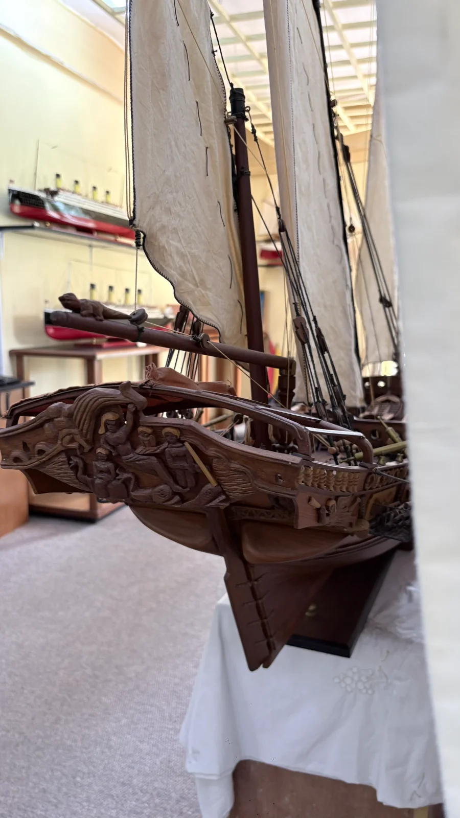 Grande maquette en bois faite main du navire Chebec 2m 10cm avec voiles latines et détails de pont