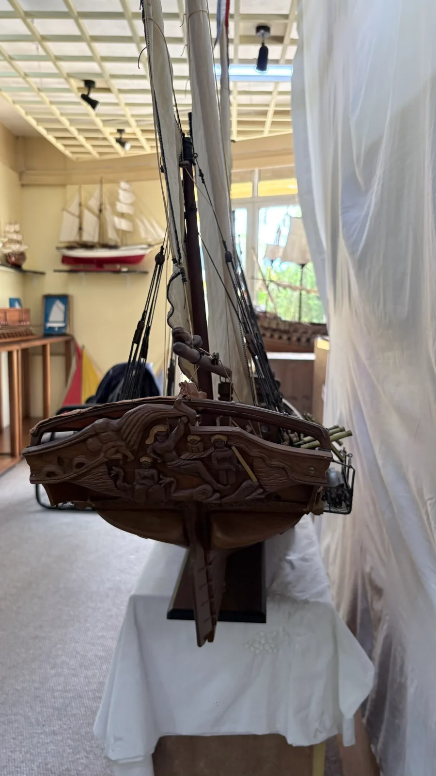Grande maquette en bois faite main du navire Chebec 2m 10cm avec voiles latines et détails de pont